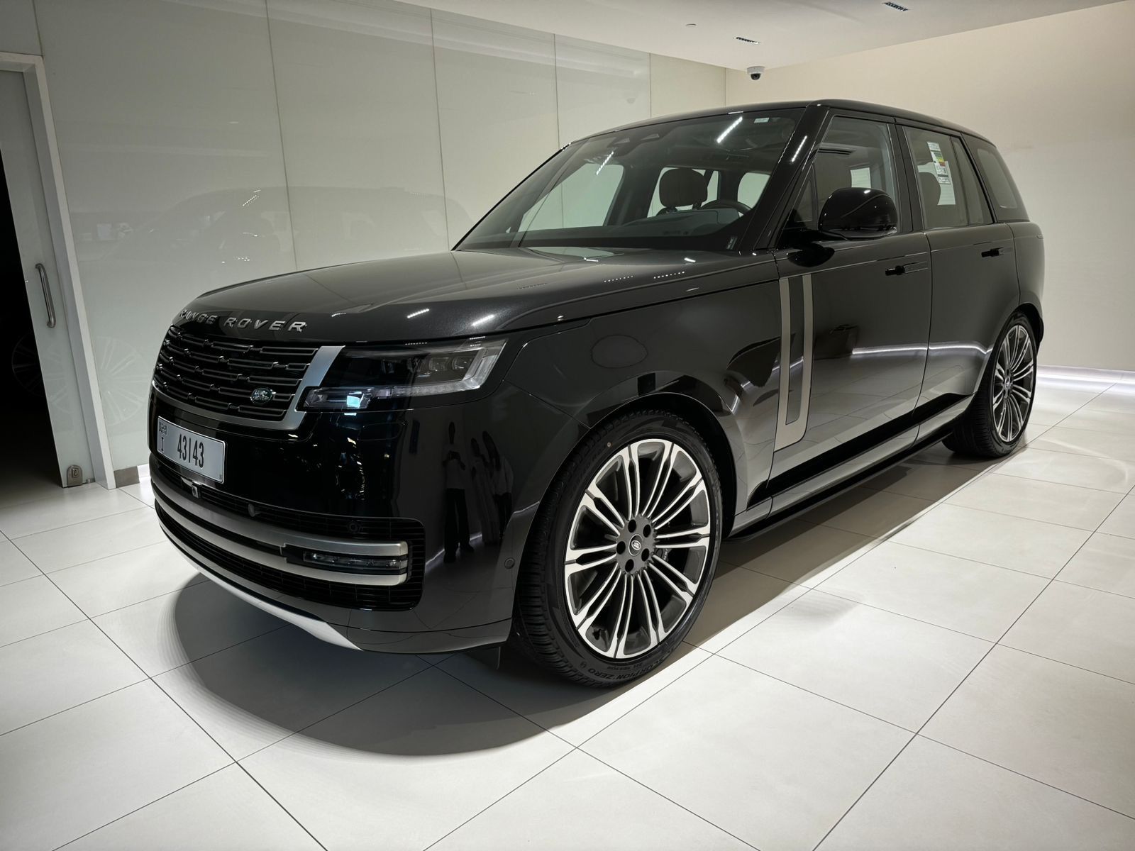 Range Rover Vogue 2024, Black, Prox Car Rental's own car, front view